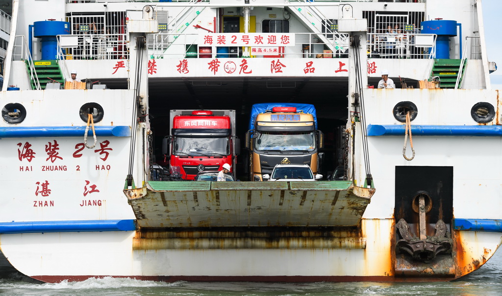 7月22日，客滚船驶入海口市秀英港泊位。