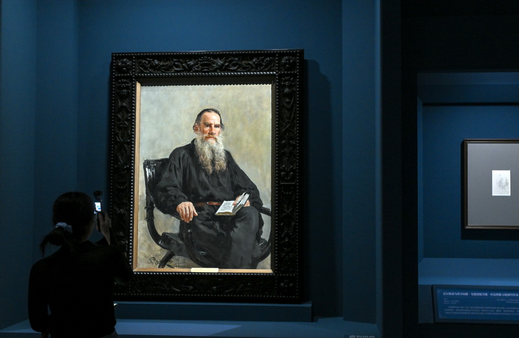7月22日，记者拍摄列宾画作《列夫·托尔斯泰肖像》。