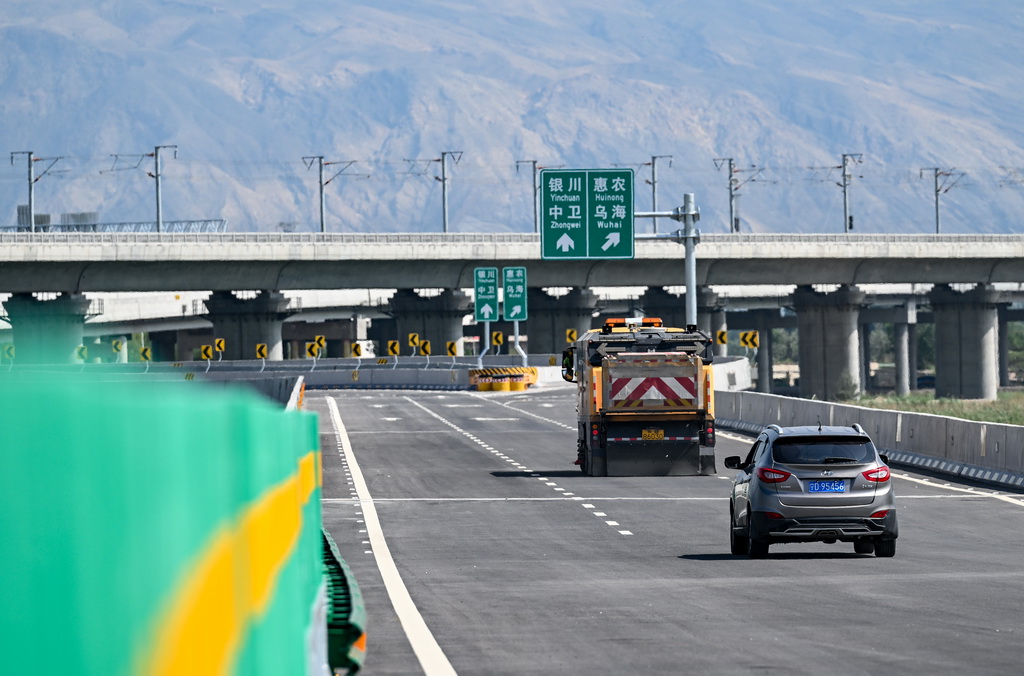 7月22日，车辆从石嘴山收费站驶入乌玛高速公路惠农至石嘴山段。