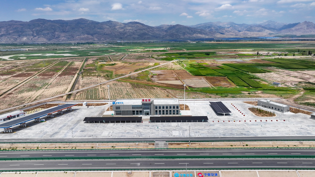 这是乌玛高速公路惠农至石嘴山段高庙湖服务区（7月22日摄，无人机照片）。