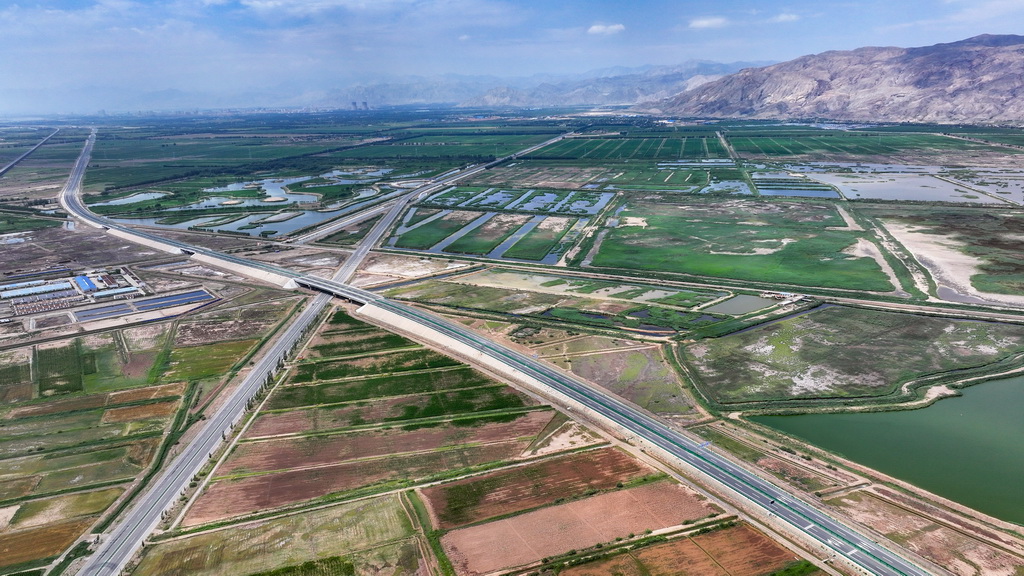 这是建成通车的乌玛高速公路惠农至石嘴山段（7月22日摄，无人机照片）。