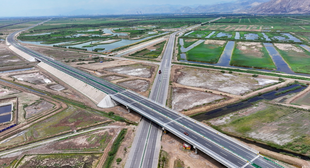 7月22日，车辆在乌玛高速公路惠农至石嘴山段上行驶（无人机照片）。