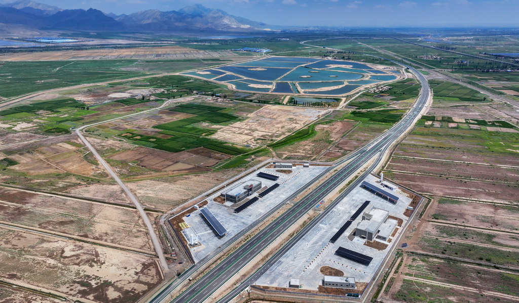 这是乌玛高速公路惠农至石嘴山段高庙湖服务区（7月22日摄，无人机照片）。