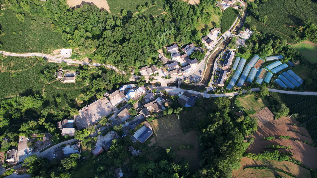 7月14日拍摄的青泥岭脚下的青泥村和乡村道路（无人机照片）。新华社记者 陈斌 摄