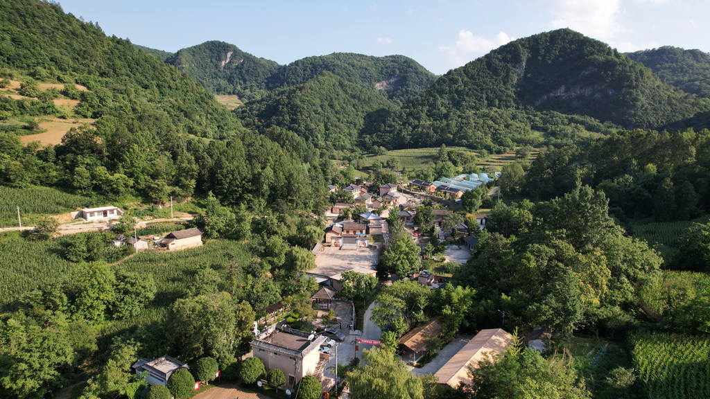 7月14日拍摄的青泥岭脚下的青泥村(无人机照片)。新华社记者 陈斌 摄