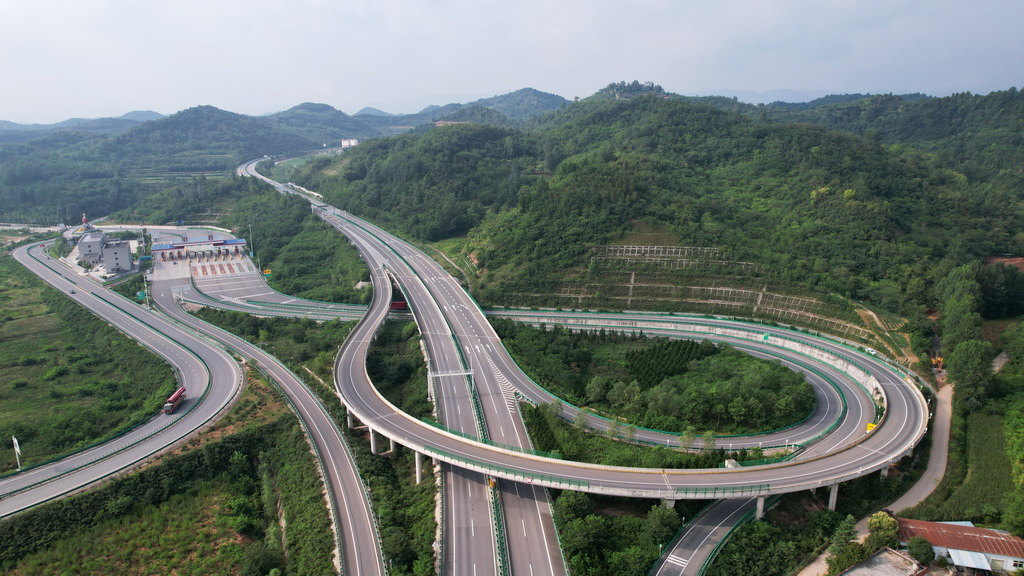 7月15日拍摄的十天高速公路徽县段(无人机照片)。新华社记者 陈斌 摄