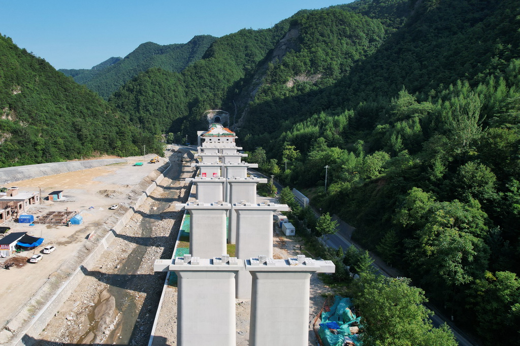 7月15日拍摄的天陇铁路徽县段建设现场(无人机照片),这条连接天水与陇南的快速铁路干线是甘肃省首条自主投资建设的铁路。新华社记者 陈斌 摄
