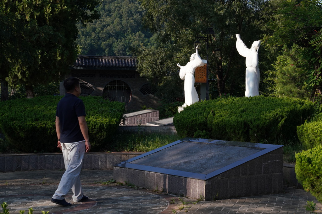 7月14日,在甘肃省陇南市徽县大河店镇青泥村,游客观赏李白和杜甫的雕塑。新华社记者 马宁 摄