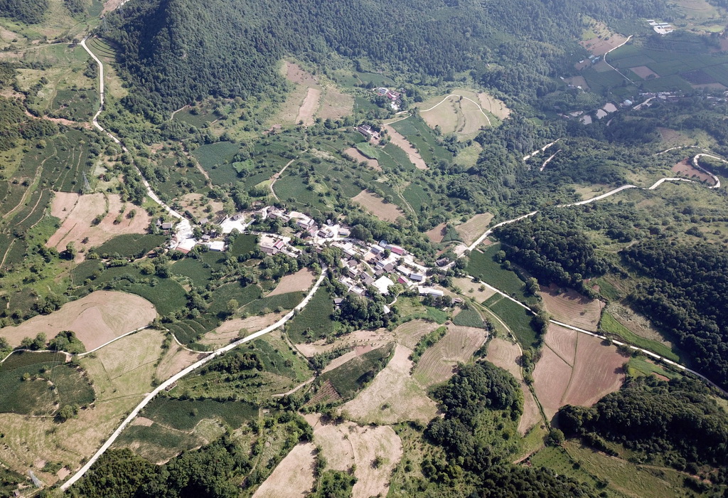 7月14日拍摄的青泥岭上的村庄和乡村道路（无人机照片）。新华社记者 马宁 摄