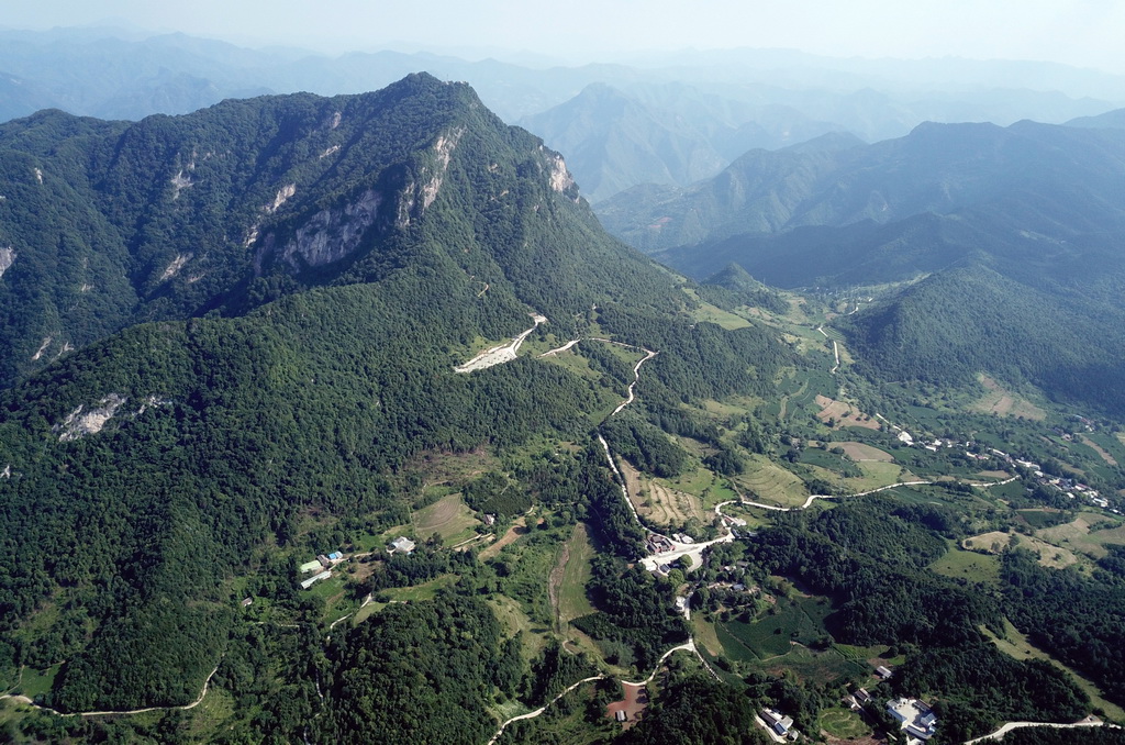 7月14日拍摄的青泥岭主峰铁山和乡村道路(无人机照片)。新华社记者 马宁 摄