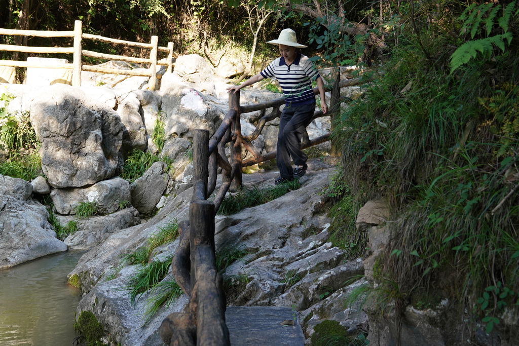 7月14日,游客在青泥岭古蜀道遗存旁走过。新华社记者 马宁 摄