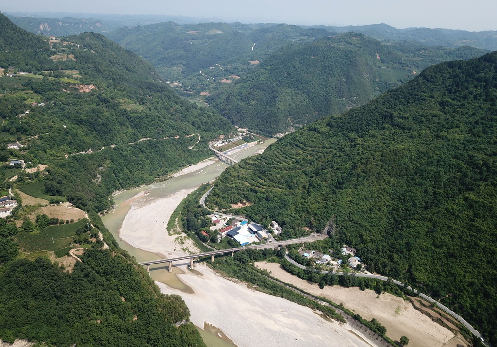 7月15日拍摄的嘉陵江黄沙河大桥(上)和宝成铁路桥(无人机照片)。新华社记者 马宁 摄