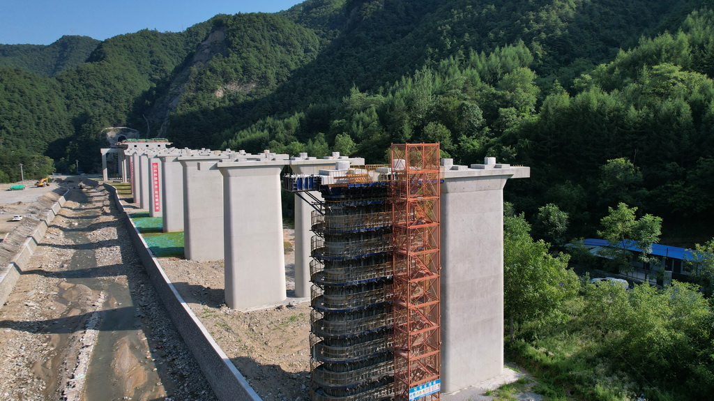 7月15日拍摄的天陇铁路徽县段建设现场(无人机照片),这条连接天水与陇南的快速铁路干线是甘肃省首条自主投资建设的铁路。新华社记者 陈斌 摄