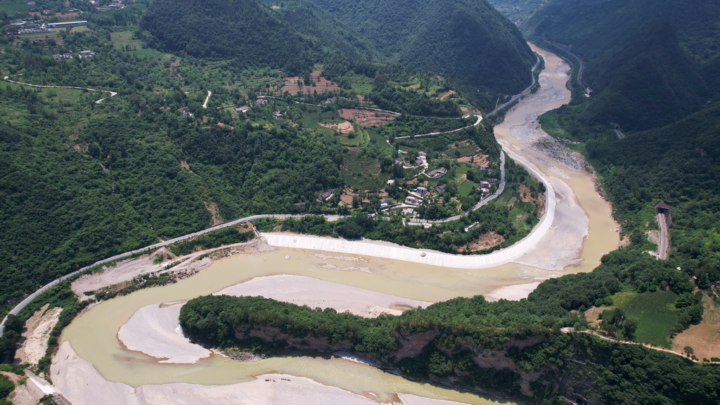 7月15日拍摄的嘉陵江两岸的宝成铁路(右)和328省道(无人机照片)。新华社记者 陈斌 摄