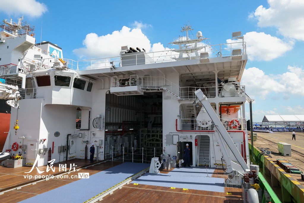 国内首艘深远海绿色智能技术试验船“未来”号完成命名交付 【3】