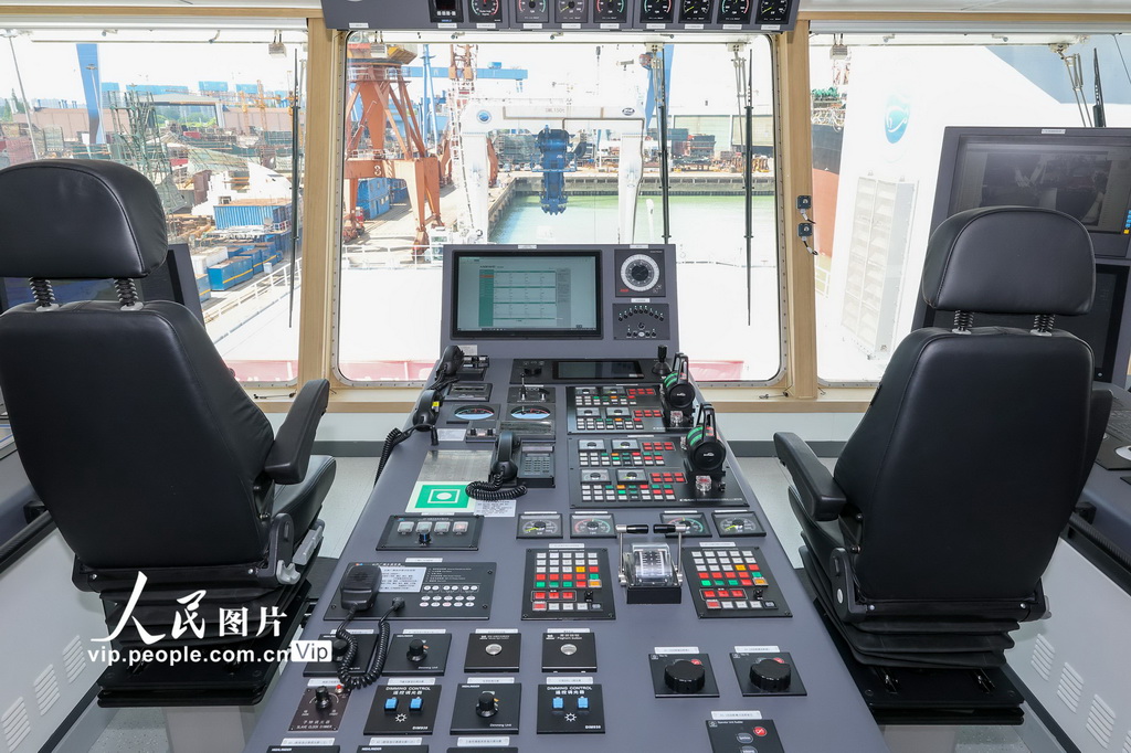 国内首艘深远海绿色智能技术试验船“未来”号完成命名交付 【8】