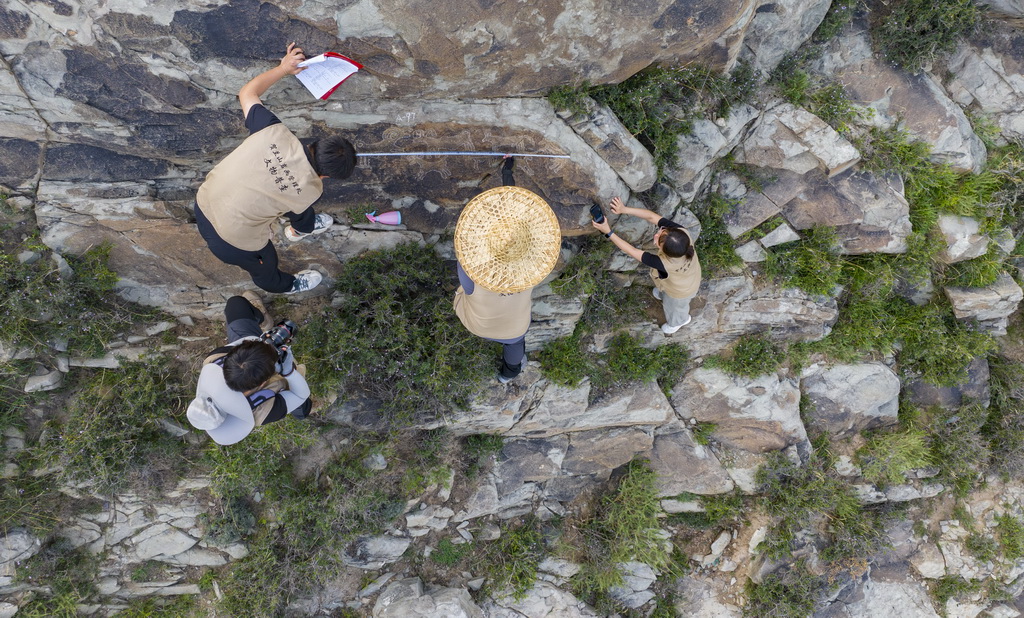 7月23日，工作人员在贺兰山岩画遗址区内进行2025年度岩画复查（无人机照片）。
