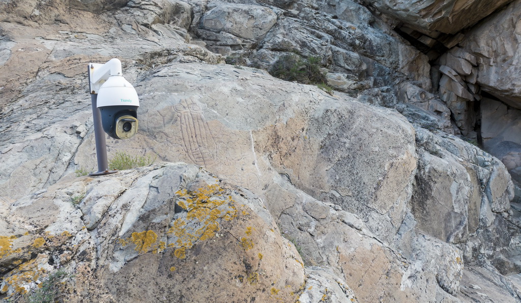 这是7月23日拍摄的贺兰山岩画景区的监控摄像头（无人机照片）。目前，贺兰山岩画景区内有100多个监控摄像头，对岩画情况进行监控。