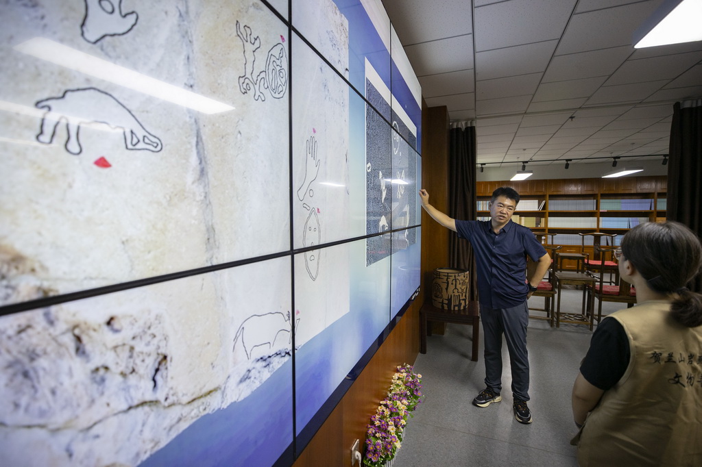 7月23日，工作人员在银川世界岩画馆研究室研究贺兰山岩画数字拓片。