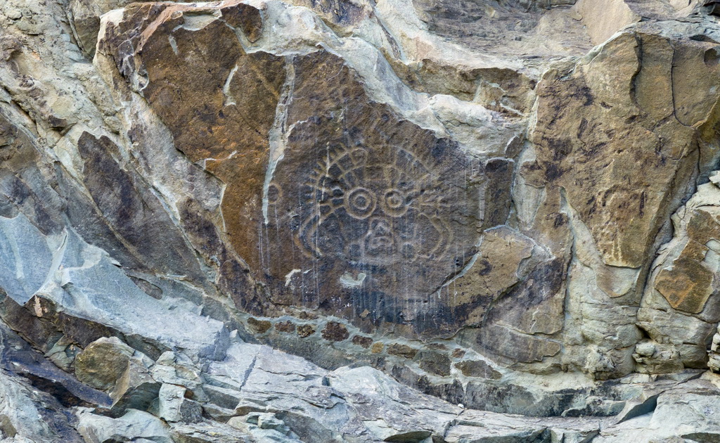 这是7月23日拍摄的贺兰山岩画景区内著名的标志性岩画“太阳神”（无人机照片）。