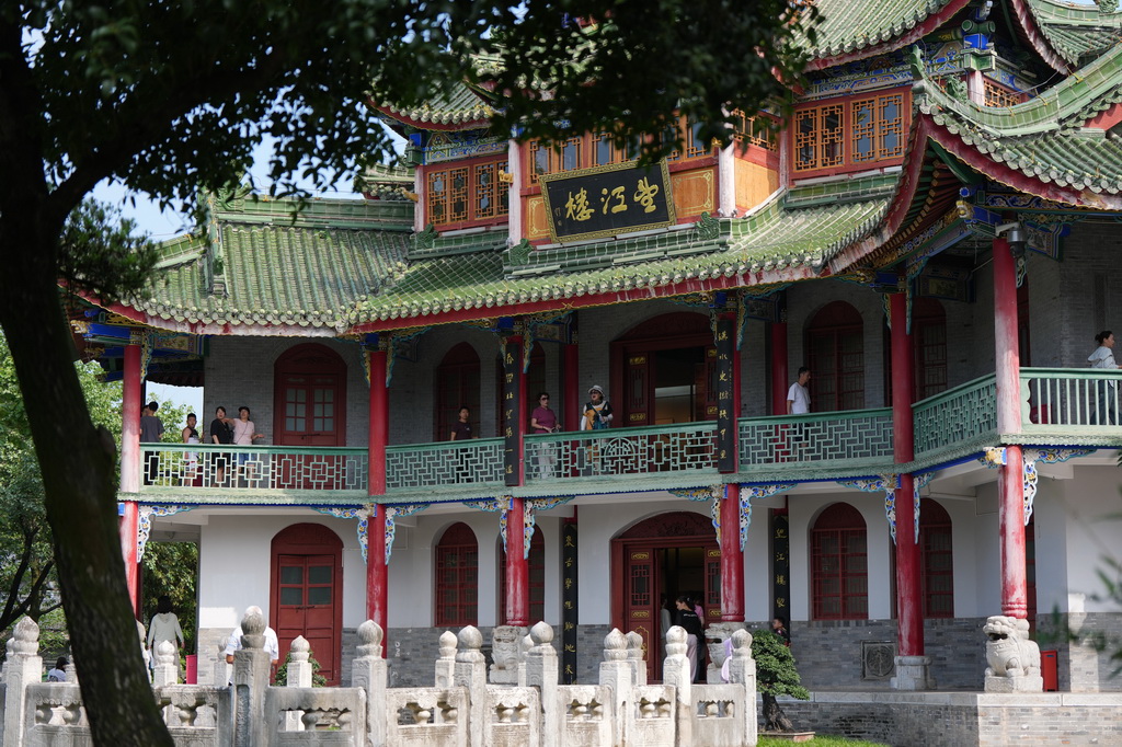 7月22日，游客在汉中市博物馆古汉台遗址上所建的望江楼参观。