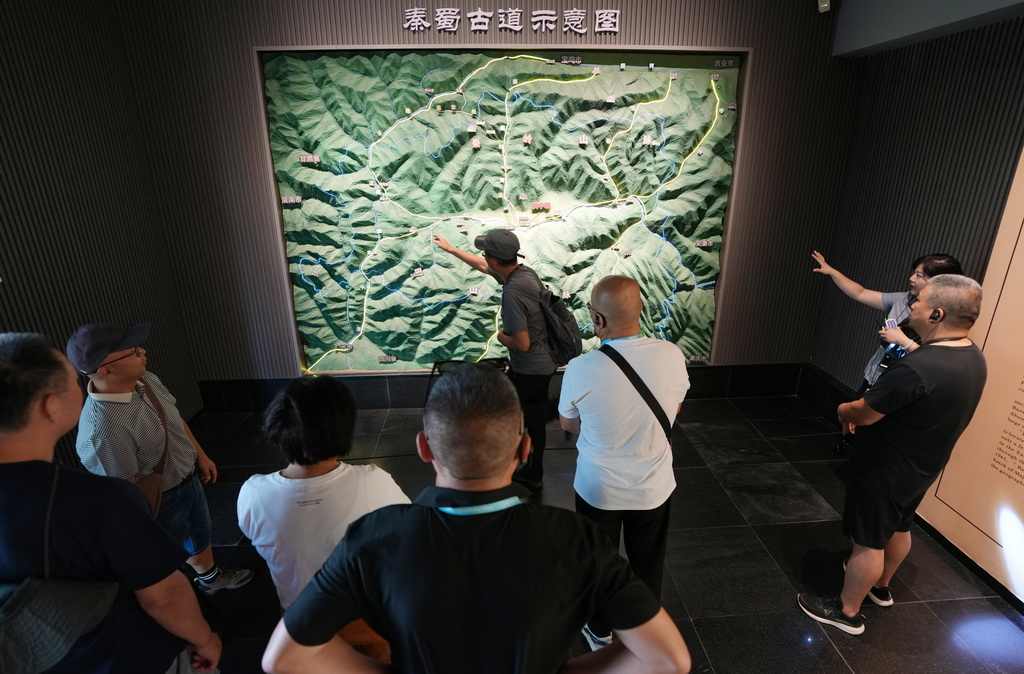 7月22日，游客在汉中市博物馆观看秦蜀古道示意图。