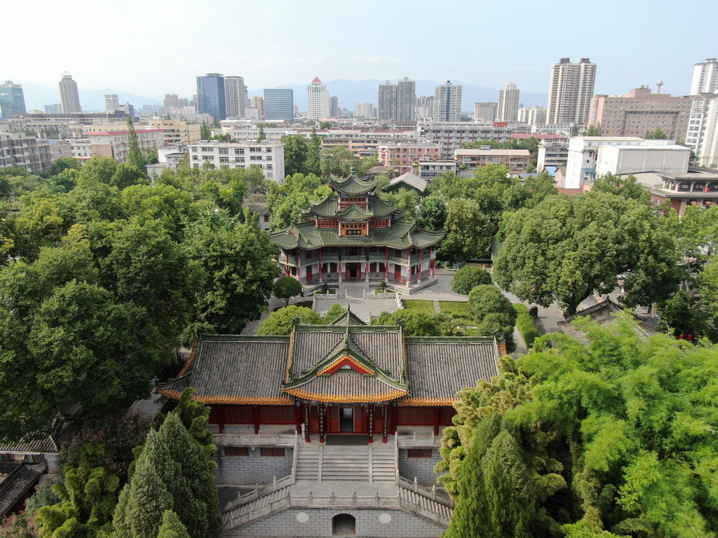 北倚秦岭的汉中古汉台遗址（7月21日摄，无人机照片）。