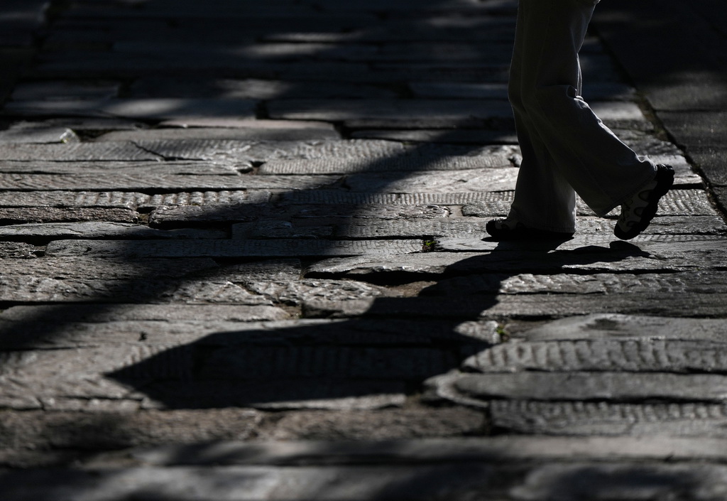 7月22日，游客从汉中市勉县武侯祠内的一段古代金牛道上走过。