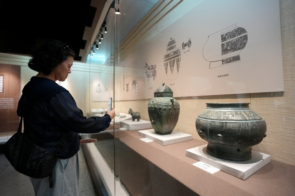 7月22日，游客在汉中市博物馆参观汉中境内出土的青铜器。
