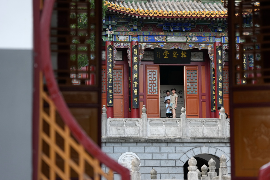 7月21日，游客在汉中市博物馆内参观。