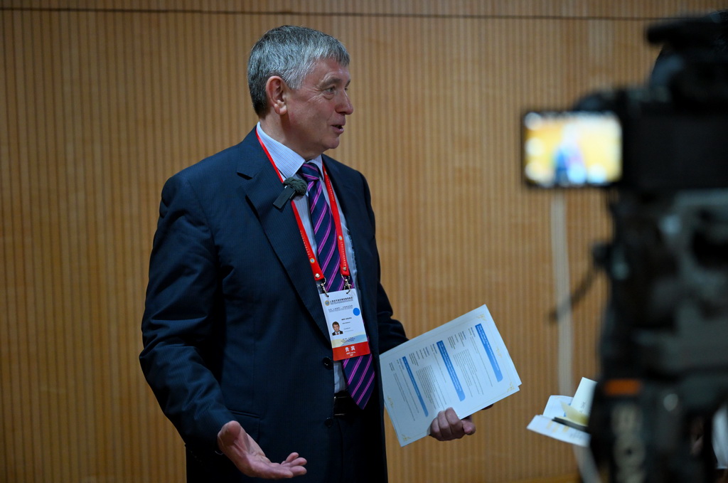 7月24日，在河南郑州举行的上海合作组织媒体智库峰会会场，与会代表接受媒体采访。新华社记者 郝源 摄