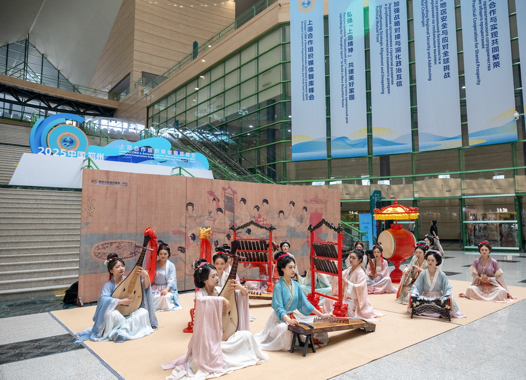 这是在上海合作组织媒体智库峰会会场进行的《合乐图》民族乐器复刻展演（7月24日摄）。新华社记者 胡竞文 摄