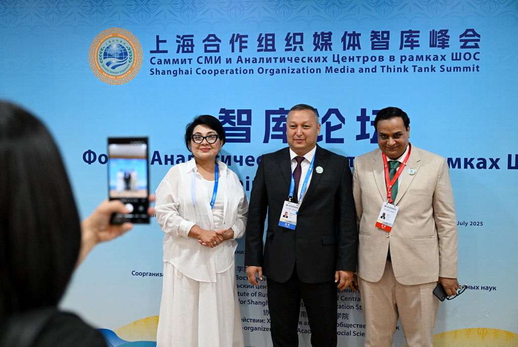 7月24日，在河南郑州举行的上海合作组织媒体智库峰会会场，与会代表合影留念。新华社记者 郝源 摄