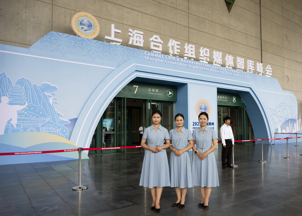 7月24日，在河南郑州举行的上海合作组织媒体智库峰会会场外，参访线路讲解员合影留念。新华社记者 傅天 摄