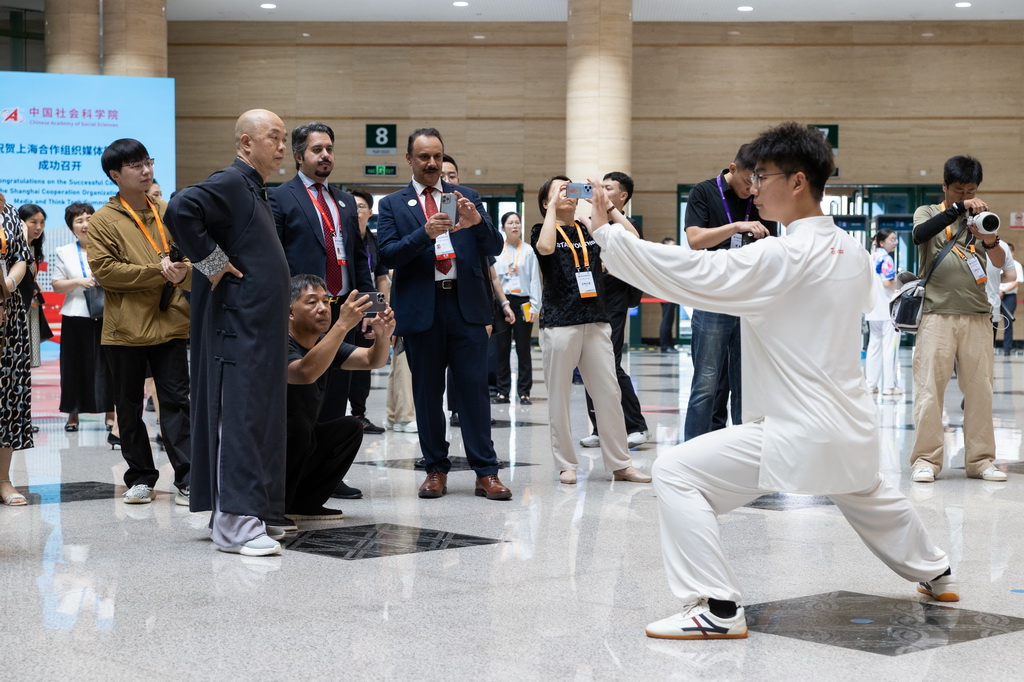 7月24日，在河南郑州举行的上海合作组织媒体智库峰会会场，与会代表观看太极拳表演。新华社记者 白雪骐 摄