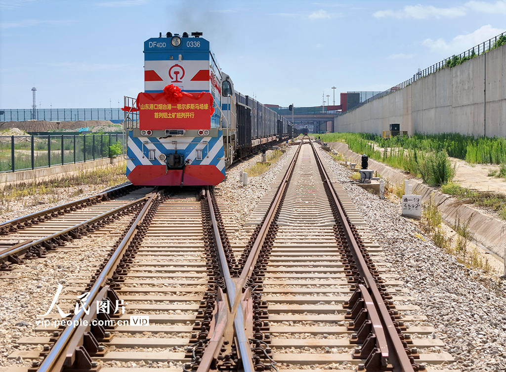 “烟台港至鄂尔多斯马场壕”铝土矿海铁联运班列首发【5】