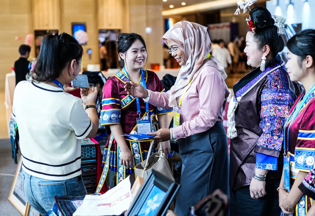 7月26日，参会代表和贵州的绣娘们合影留念。