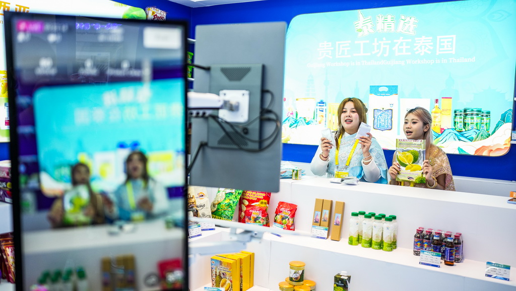 7月26日，留学生在跨境电商展区直播带货。