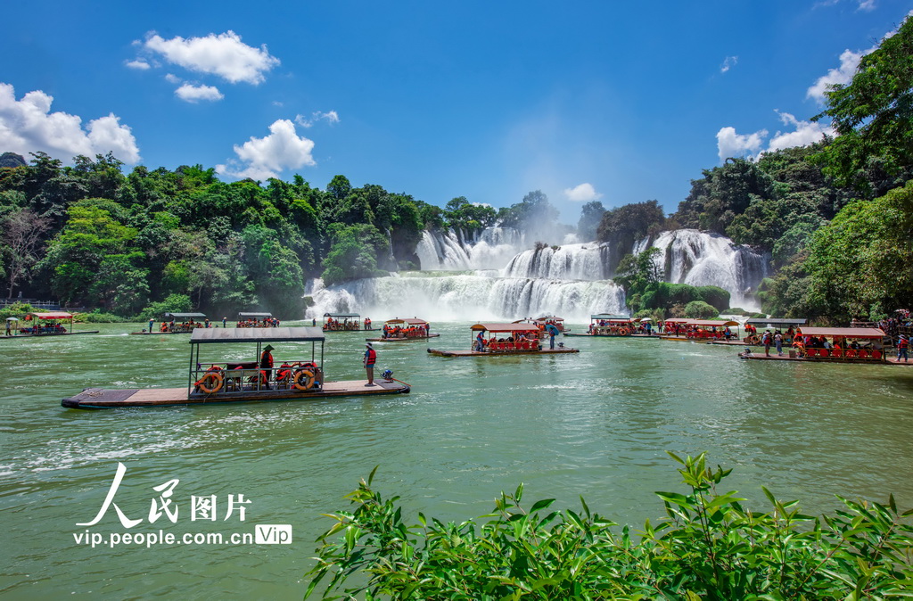 2025年7月26日，游客在广西崇左市大新县德天瀑布景区游玩。