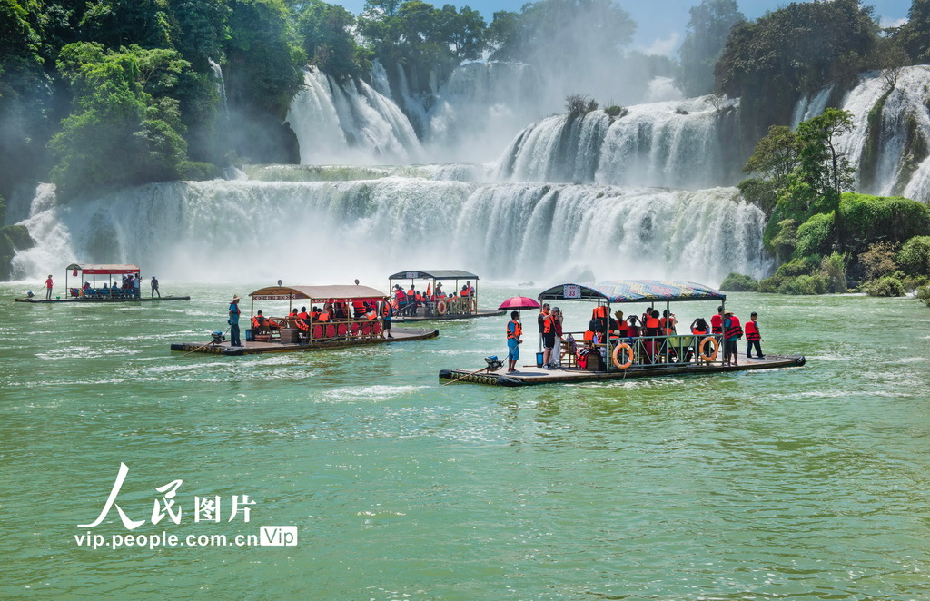 2025年7月26日，游客在广西崇左市大新县德天瀑布景区游玩。