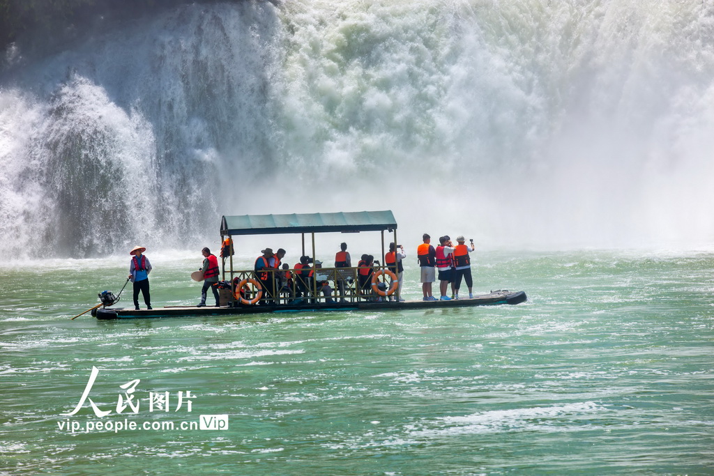 2025年7月26日，游客在广西崇左市大新县德天瀑布景区游玩。