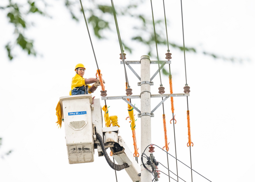 新疆昌吉：带电作业保供电【2】