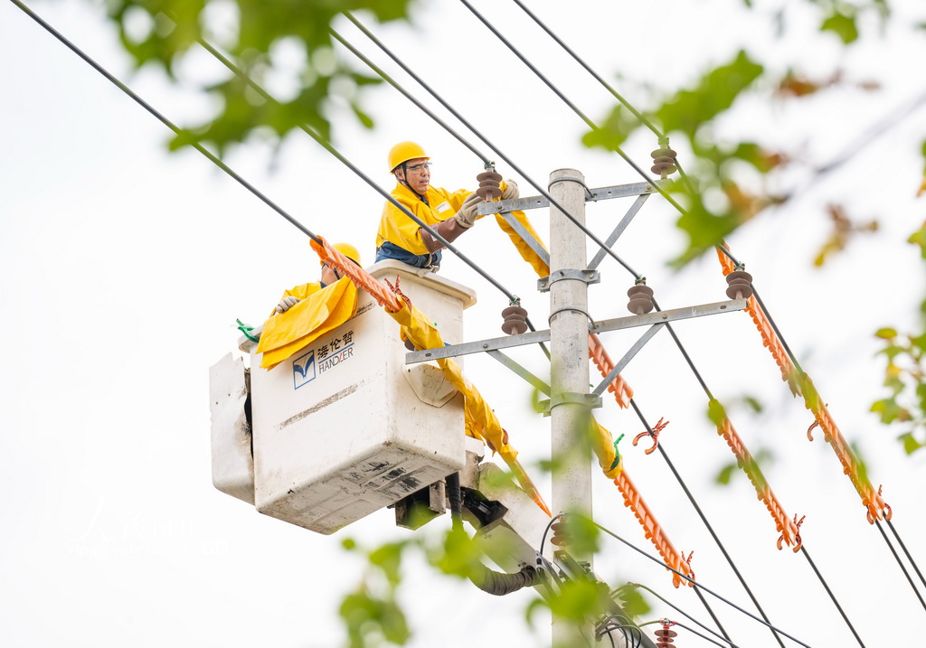 新疆昌吉：带电作业保供电【3】