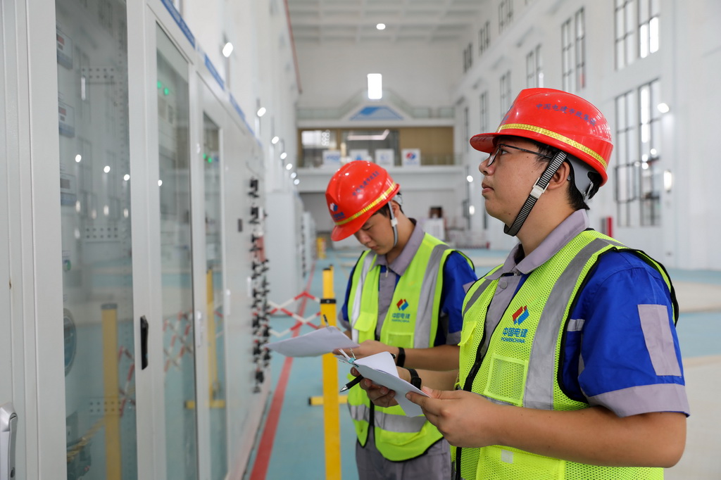 7月27日，引江济淮凤凰颈泵站工作人员在记录设备运行参数。