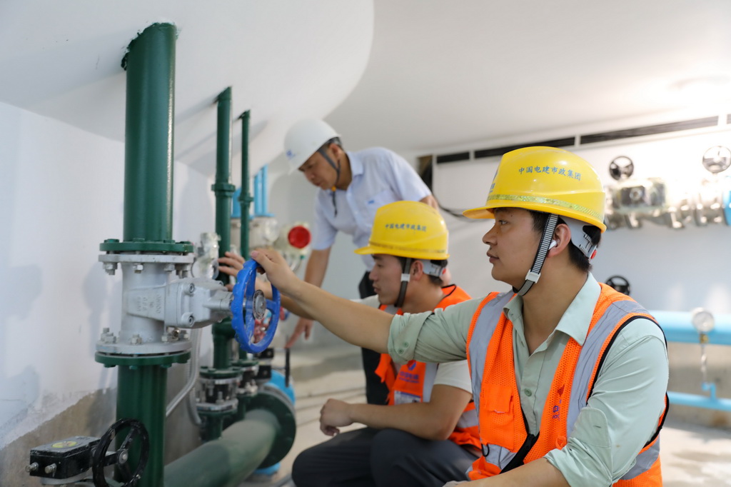 7月27日，引江济淮凤凰颈泵站工作人员在巡检设备。