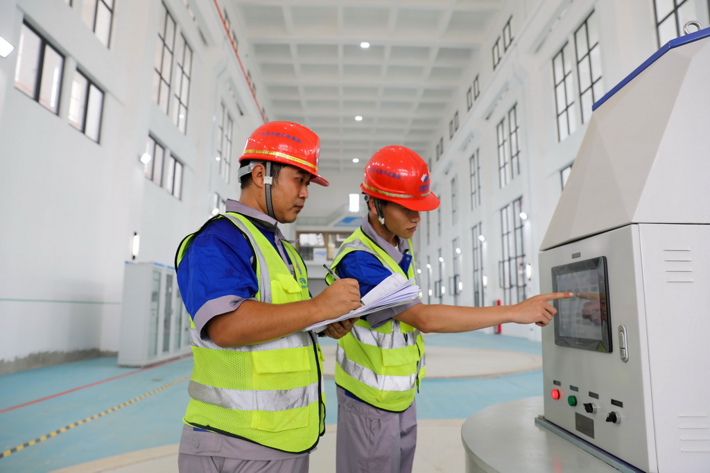 7月27日，引江济淮凤凰颈泵站工作人员在调试设备。