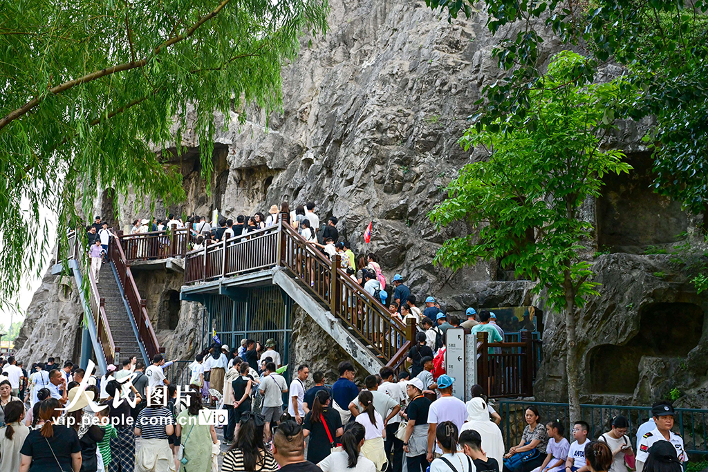 河南洛阳：龙门石窟暑期旅游热【4】