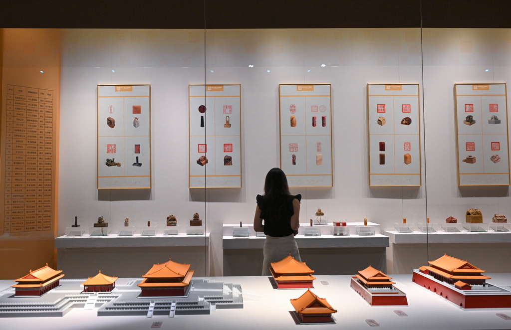 7月27日，观众在故宫文华殿欣赏篆刻作品展。