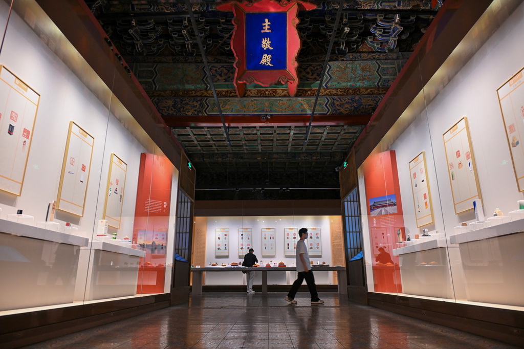 7月27日，观众在故宫文华殿欣赏篆刻作品展。