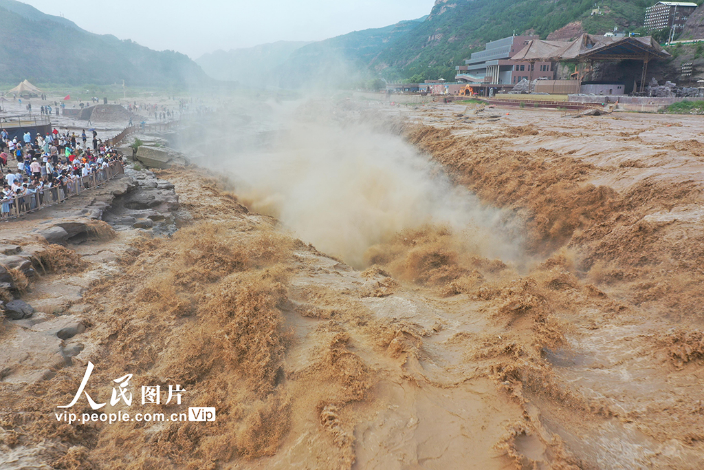 山西吉县：黄河壶口瀑布水量大增【5】